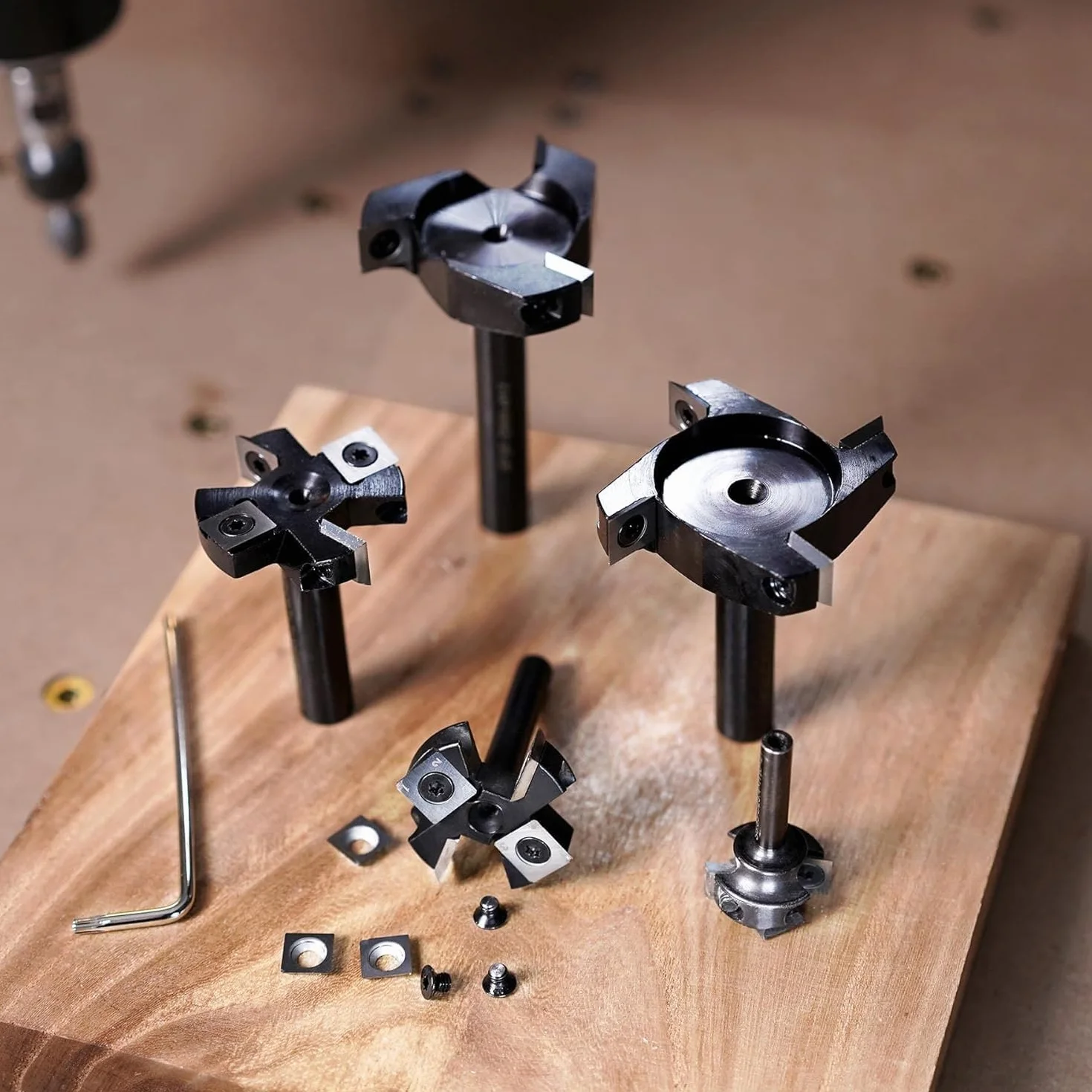 SpeTool Frez płaski, trzpień 8 mm, średnica 35 mm, precyzyjny frez powierzchniowy z 3 wymiennymi nożami z węglików spiekanych (10,5 mm x 10,5 mm x 2,2 mm), 3 flety CNC VHM frez czołowy do frezarki