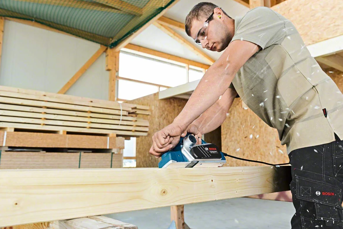 Bosch Professional: strug GHO 26-82 D (prowadnica równoległa, klucz sześciokątny rozm. 2,5, materiałowy worek na pył, walizka)