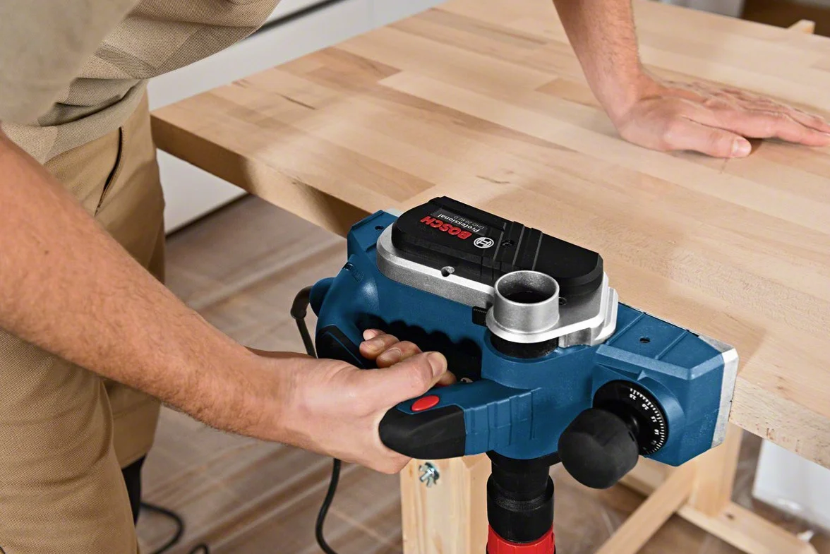 Bosch Professional: strug GHO 26-82 D (prowadnica równoległa, klucz sześciokątny rozm. 2,5, materiałowy worek na pył, walizka)