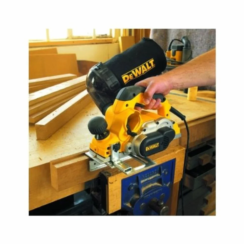 DeWalt Krajalnica elektryczna D26500K z dużym wałem nożowym – precyzyjne struganie również w twardym drewnie – szerokość struga 82 mm – 1050 W – strug elektryczny z nożem dwustronnym, ogranicznikiem głębokości i równoległym
