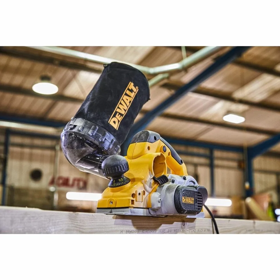 DeWalt Krajalnica elektryczna D26500K z dużym wałem nożowym – precyzyjne struganie również w twardym drewnie – szerokość struga 82 mm – 1050 W – strug elektryczny z nożem dwustronnym, ogranicznikiem głębokości i równoległym