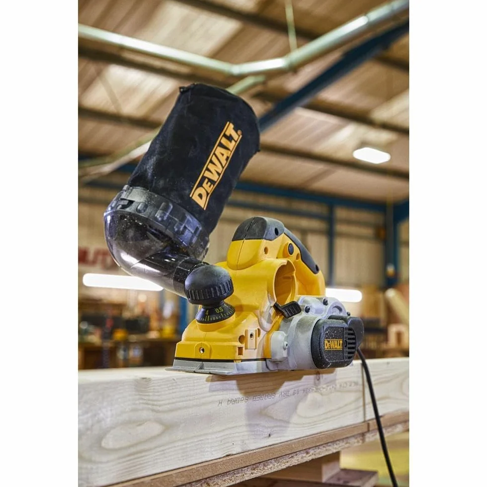 DeWalt Krajalnica elektryczna D26500K z dużym wałem nożowym – precyzyjne struganie również w twardym drewnie – szerokość struga 82 mm – 1050 W – strug elektryczny z nożem dwustronnym, ogranicznikiem głębokości i równoległym