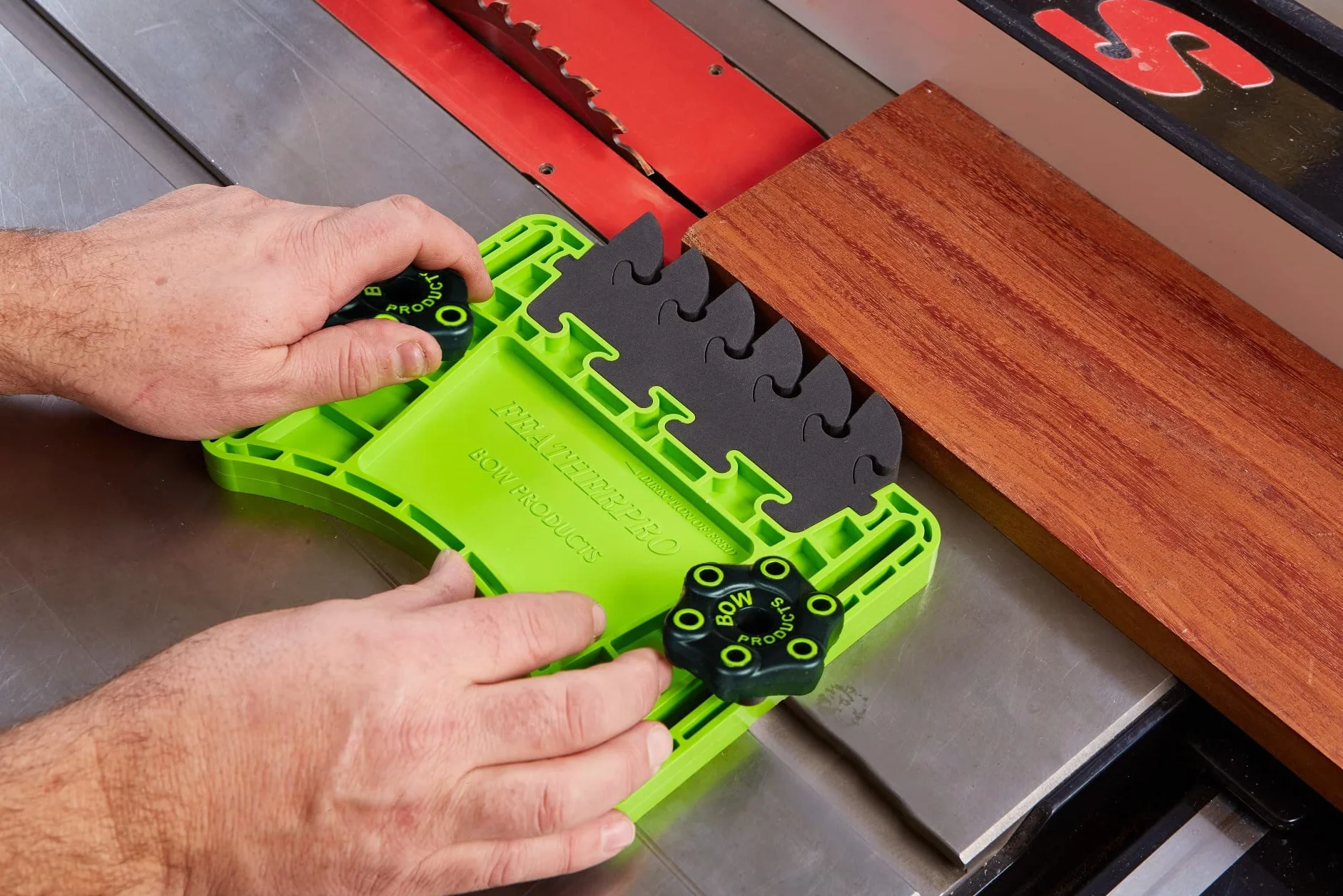BOW Products FeatherPRO FP1 - płyta piórkowa do pił stołowych, stolików frezowych i pił taśmowych, pióra EVA, które zmniejszają odrzut - narzędzia do obróbki drewna i akcesoria bezpieczeństwa